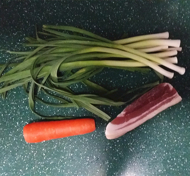 咸肉炒大蒜步骤1