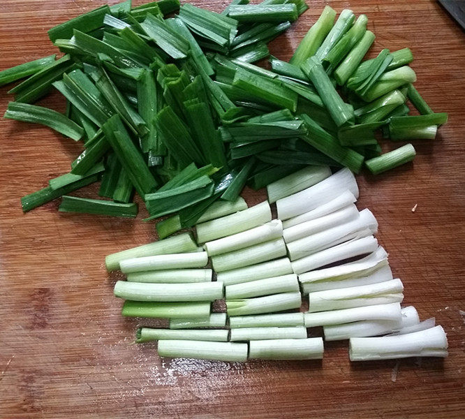 咸肉炒大蒜步骤3