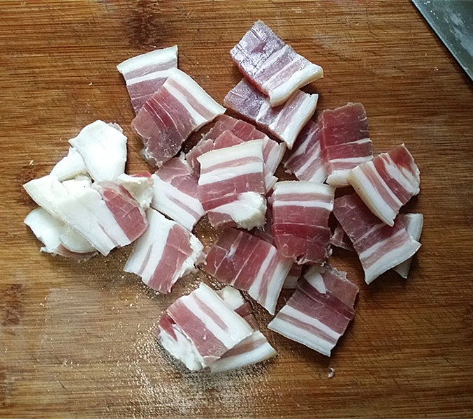 咸肉炒大蒜步骤4