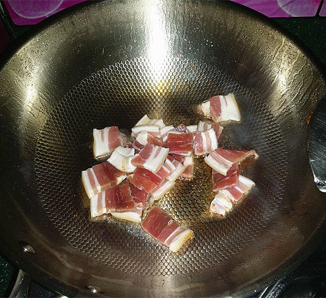 咸肉炒大蒜步骤6