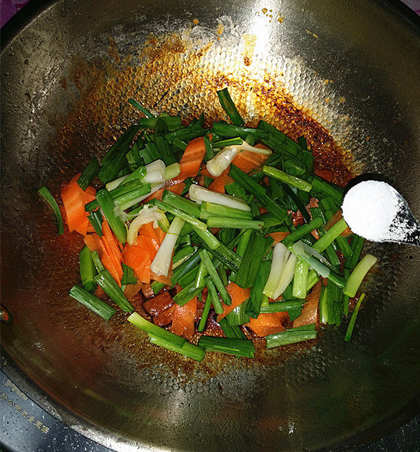 咸肉炒大蒜步骤11