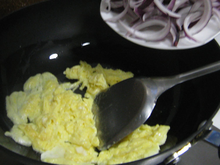 紫皮圆葱炒鸡蛋步骤5