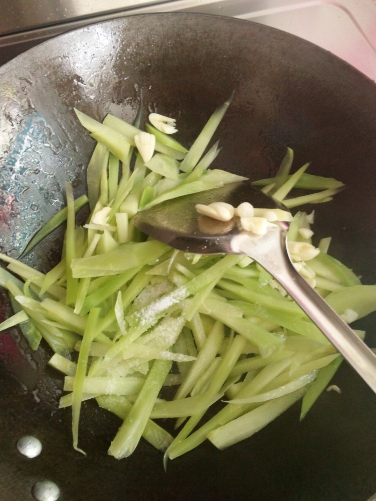 清炒莴笋步骤6