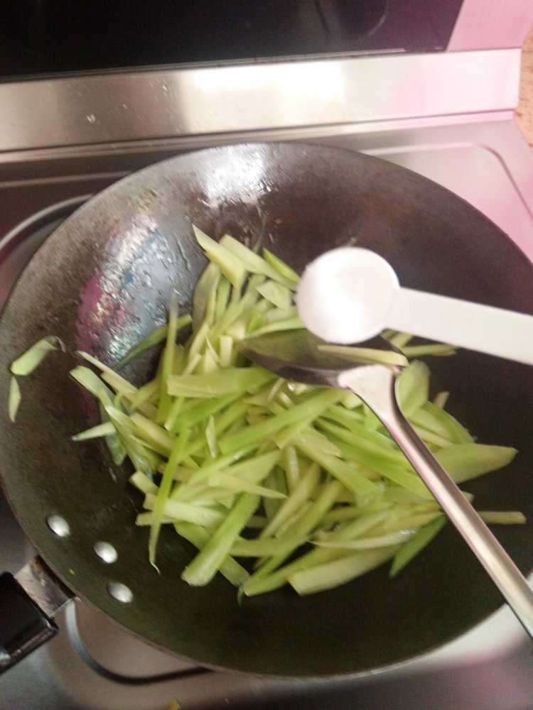 清炒莴笋步骤5
