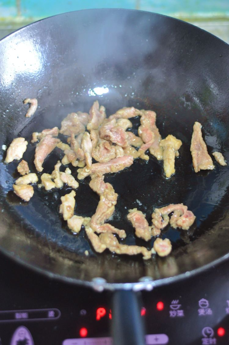 尖椒熘肉片步骤2
