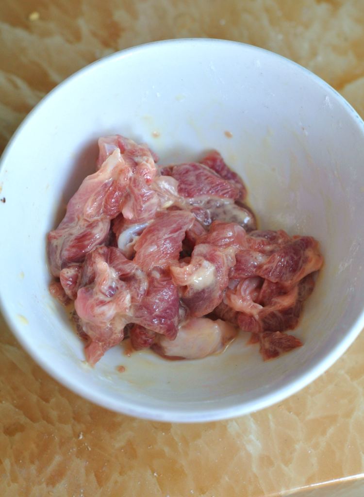 尖椒熘肉片步骤1