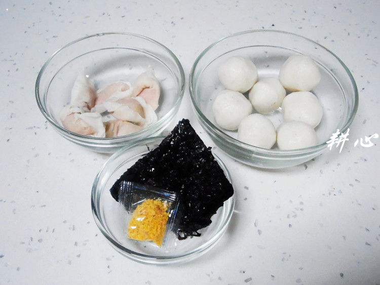 鱼丸鱼饺紫菜汤步骤1
