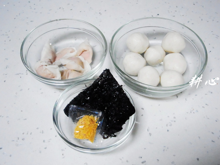 鱼丸鱼饺紫菜汤步骤1