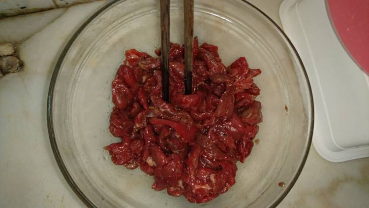 凉瓜炒牛肉步骤1