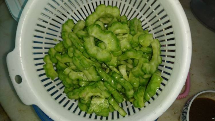 凉瓜炒牛肉步骤2