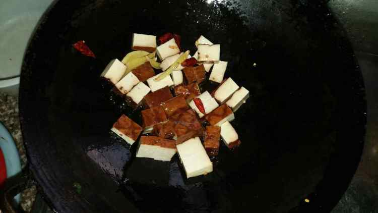 腊肉炒豆干步骤7