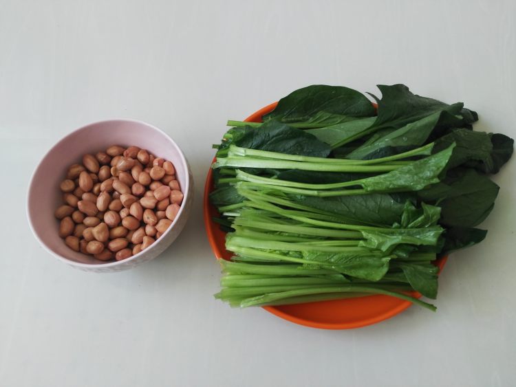 果仁芝麻菠菜步骤1