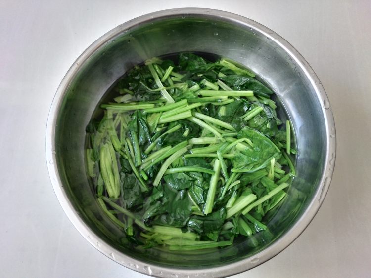 果仁芝麻菠菜步骤4