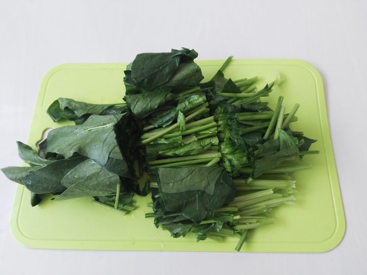 果仁芝麻菠菜步骤2