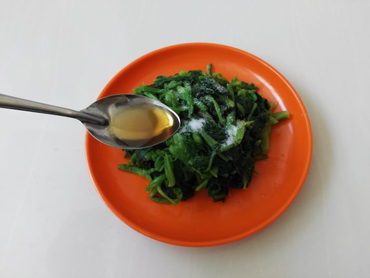 果仁芝麻菠菜步骤8