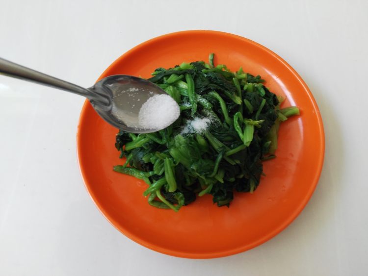 果仁芝麻菠菜步骤7