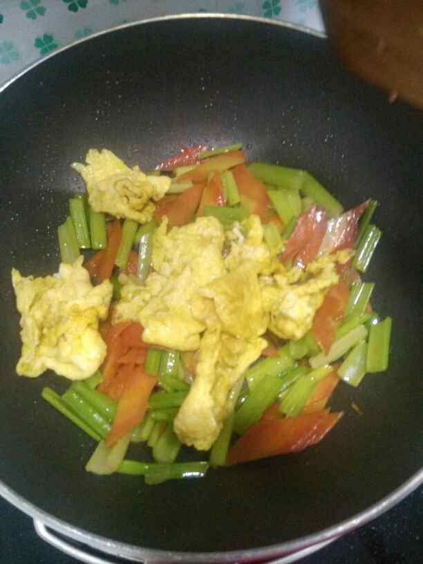 胡萝卜芹菜炒鸡蛋步骤6