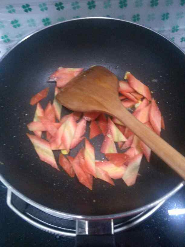 胡萝卜芹菜炒鸡蛋步骤4