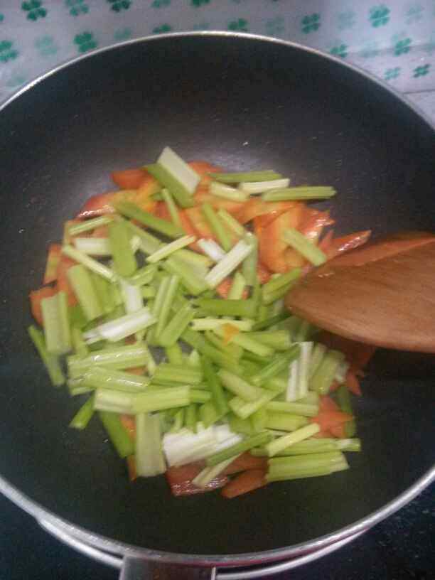 胡萝卜芹菜炒鸡蛋步骤5