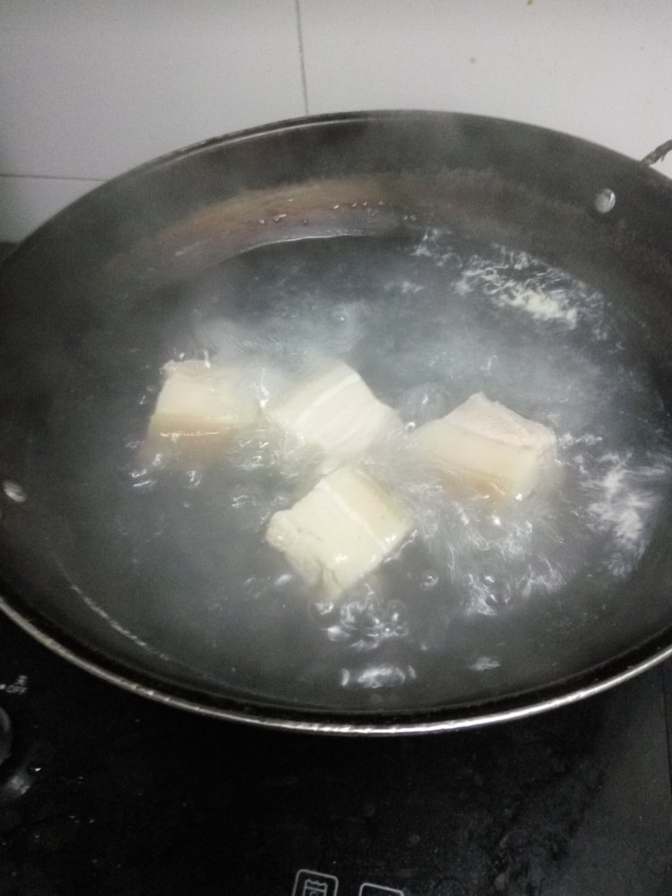 三月瓜炒肉步骤1