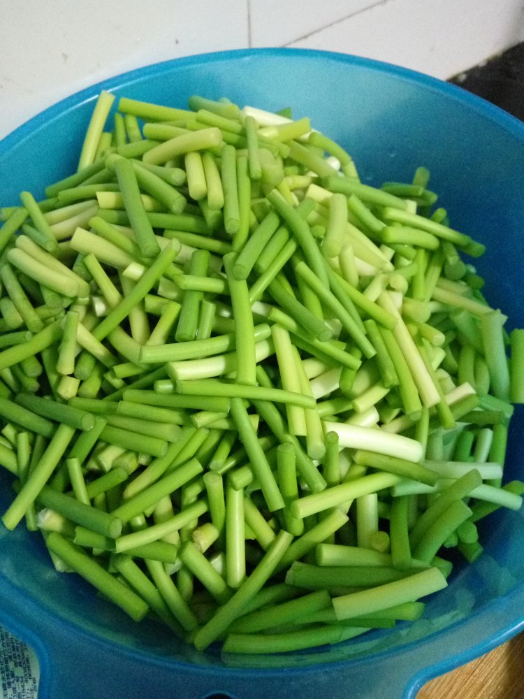 蒜薹肉丝步骤1