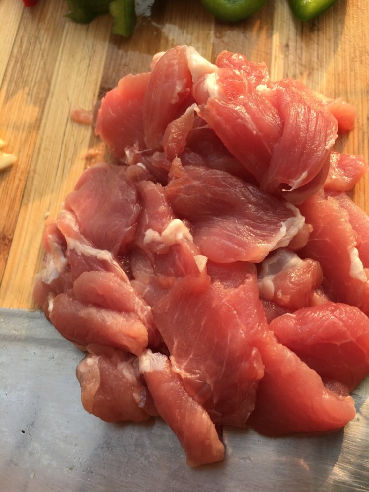 圆椒木耳炒肉步骤1