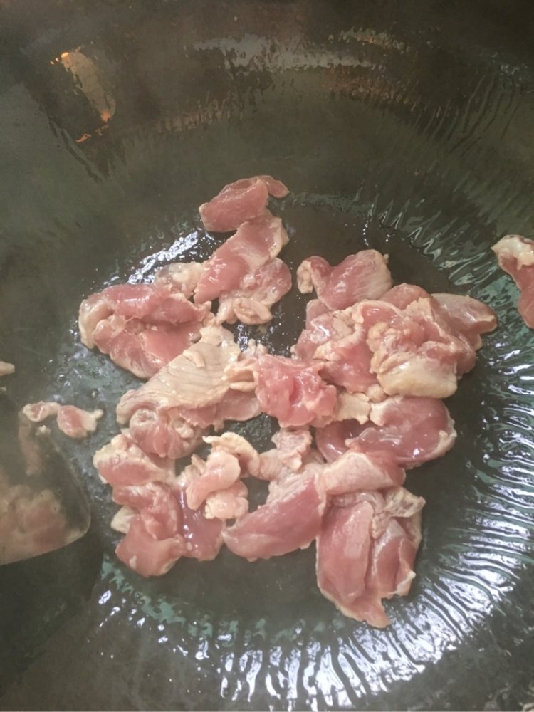 圆椒木耳炒肉步骤4