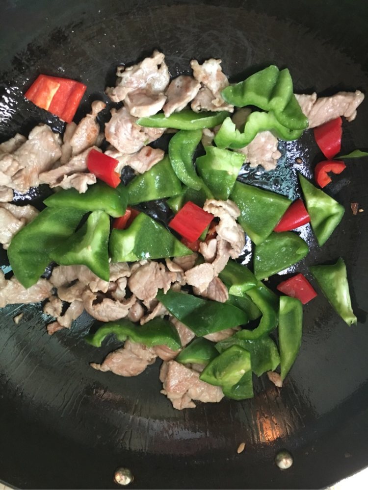 圆椒木耳炒肉步骤6