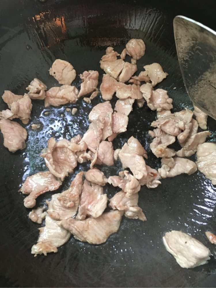 圆椒木耳炒肉步骤5