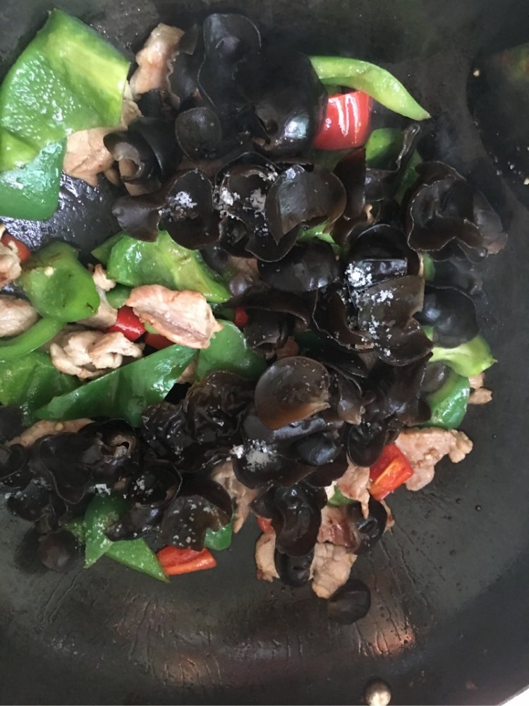 圆椒木耳炒肉步骤7