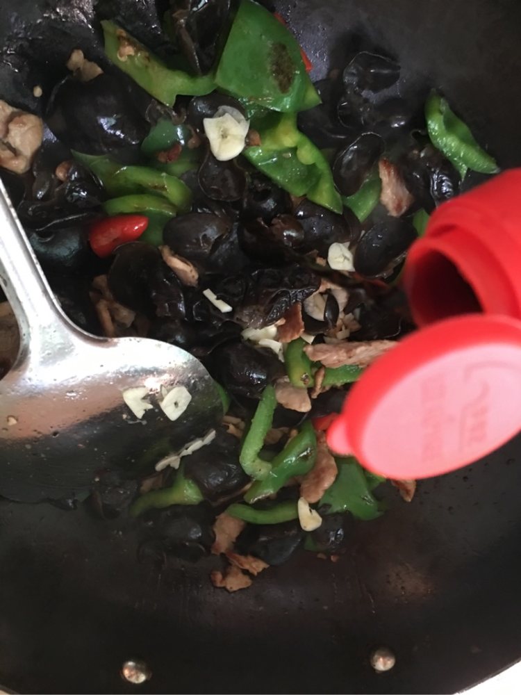 圆椒木耳炒肉步骤8