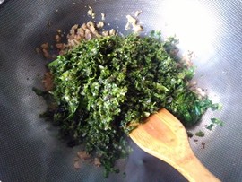 莴笋叶咸肉炒饭步骤5