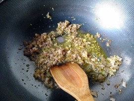 莴笋叶咸肉炒饭步骤4
