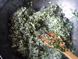莴笋叶咸肉炒饭步骤7