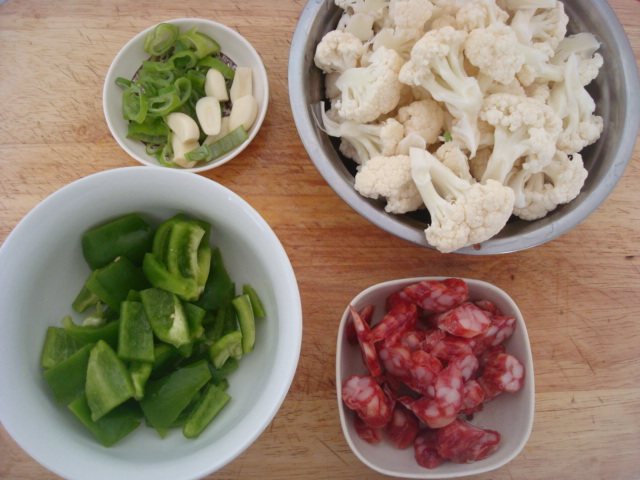 腊肠炒菜花步骤1
