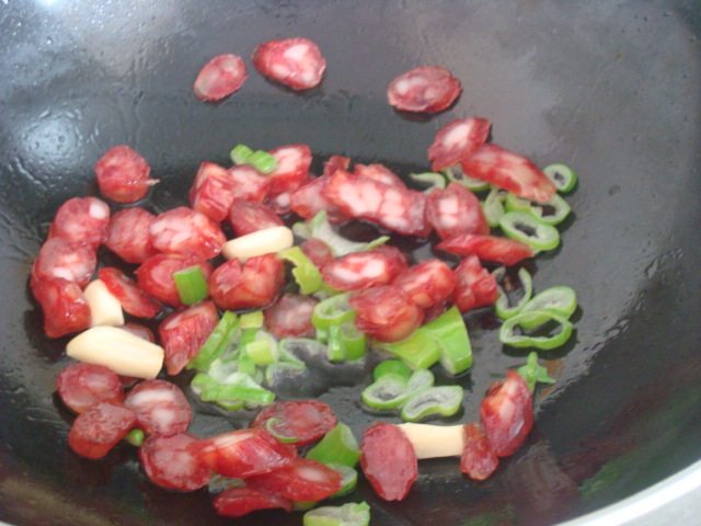 腊肠炒菜花步骤3