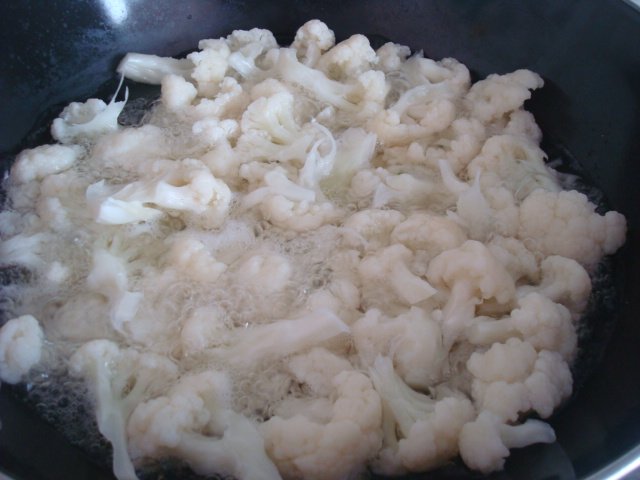 腊肠炒菜花步骤2