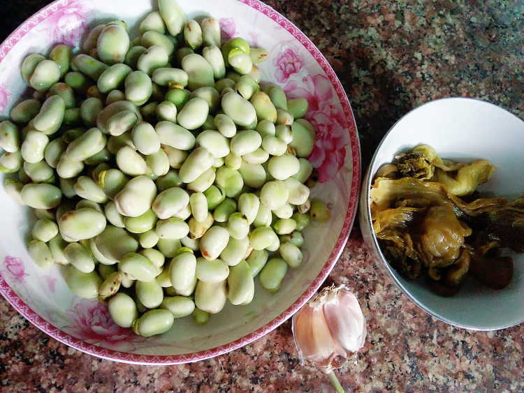 酸菜炒蚕豆步骤1