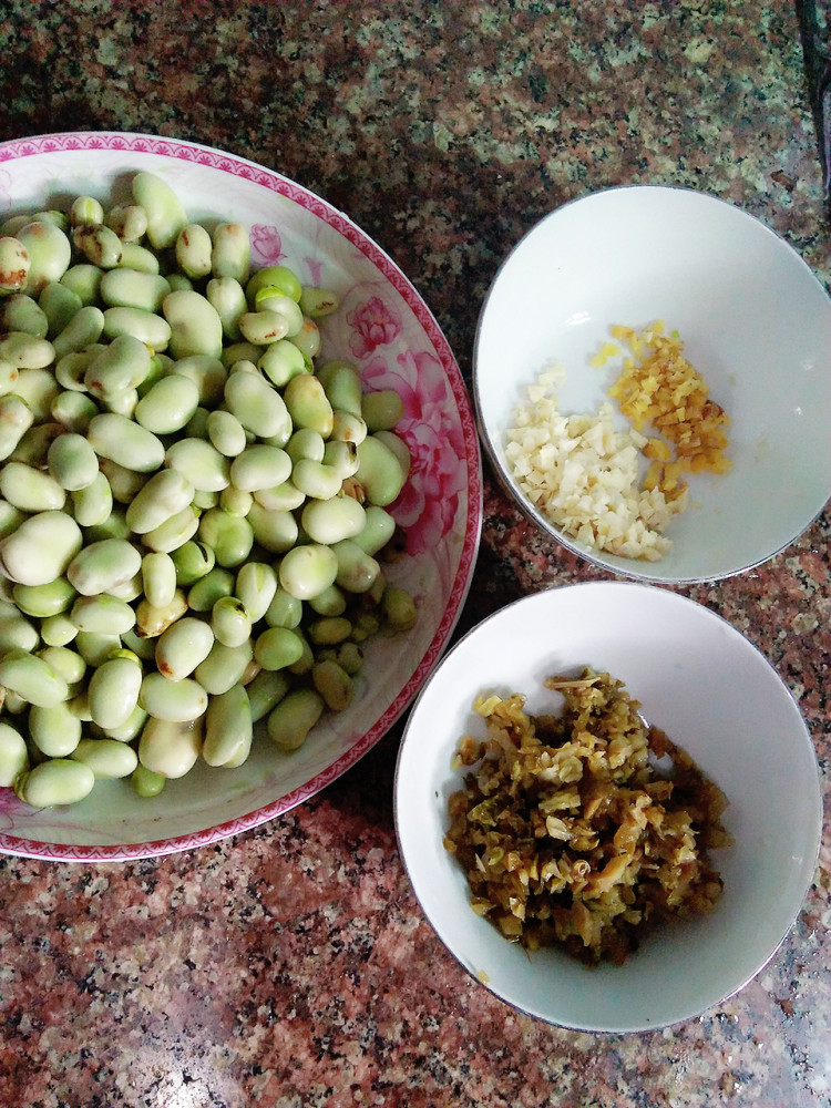 酸菜炒蚕豆步骤2