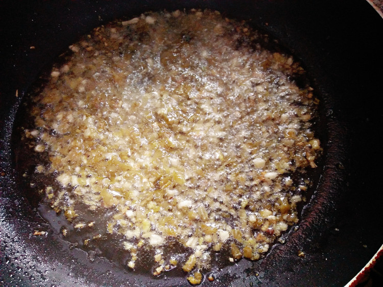酸菜炒蚕豆步骤5