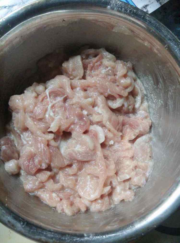 青蒜肉丝步骤1