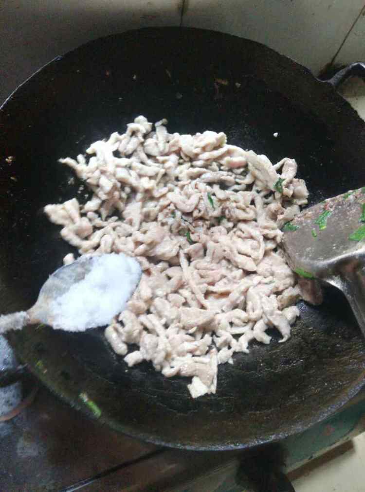 青蒜肉丝步骤4