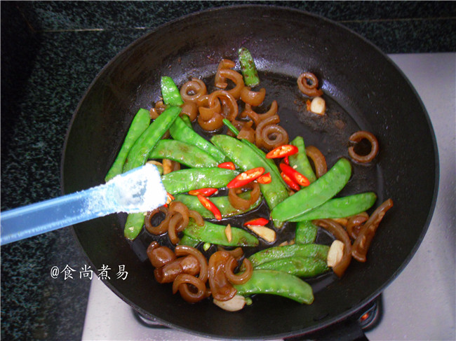 荷兰豆炒猪皮步骤7