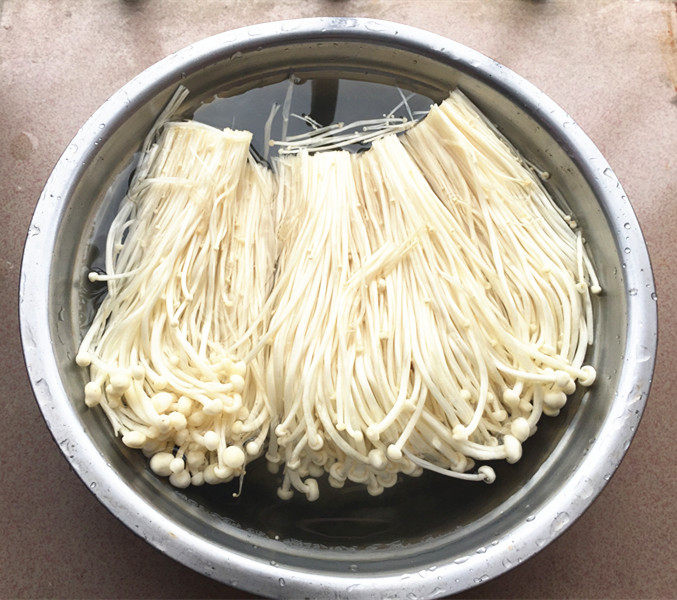 金针菇炝拌黑木耳步骤3