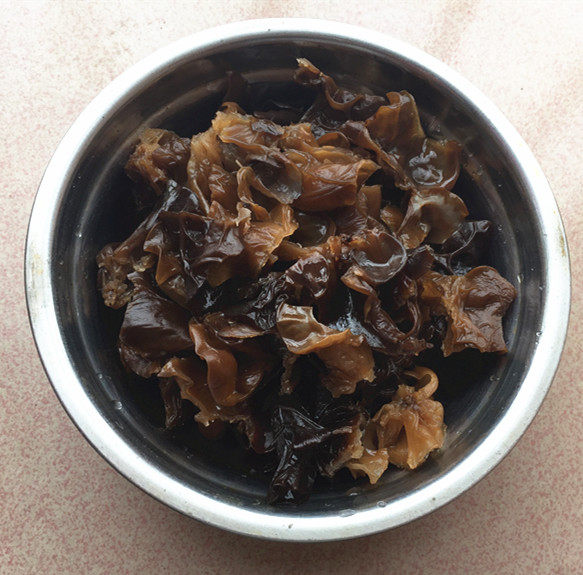 金针菇炝拌黑木耳步骤4