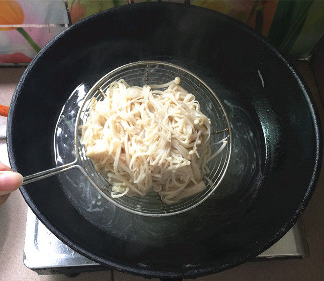 金针菇炝拌黑木耳步骤8