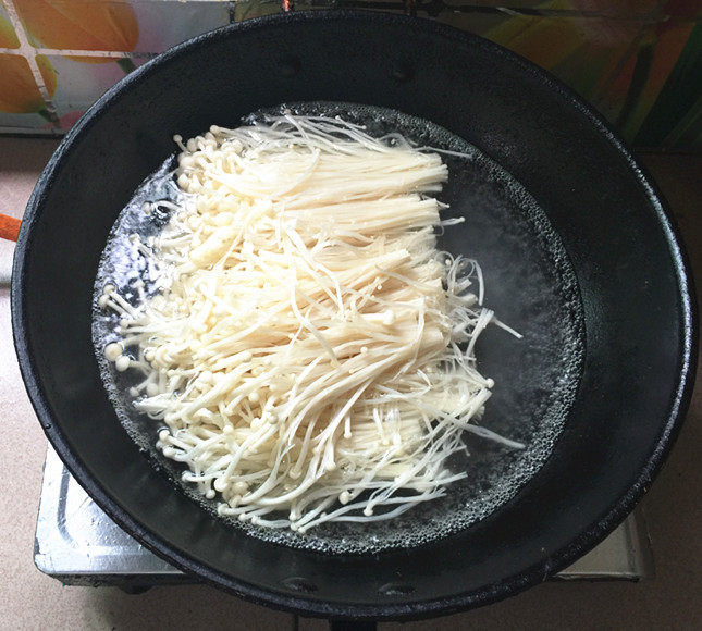 金针菇炝拌黑木耳步骤7