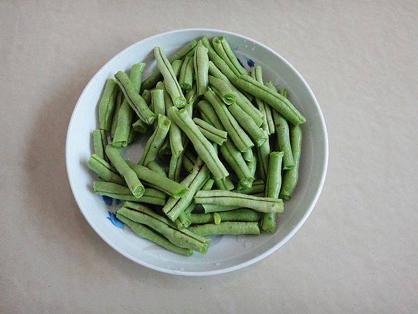 回锅豆角步骤1