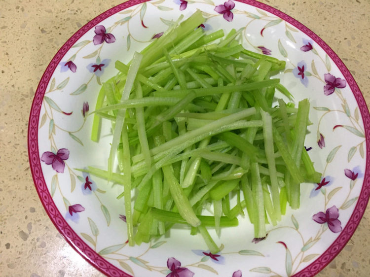 鸡蛋干凉拌蔬菜丝步骤2