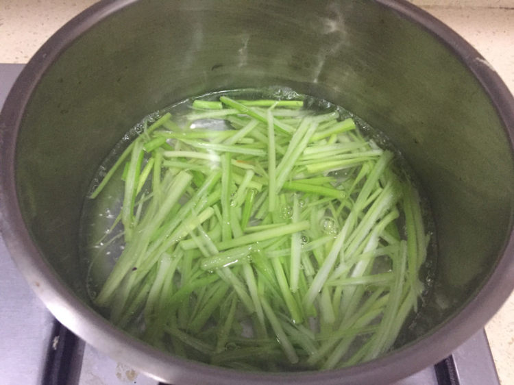 鸡蛋干凉拌蔬菜丝步骤3